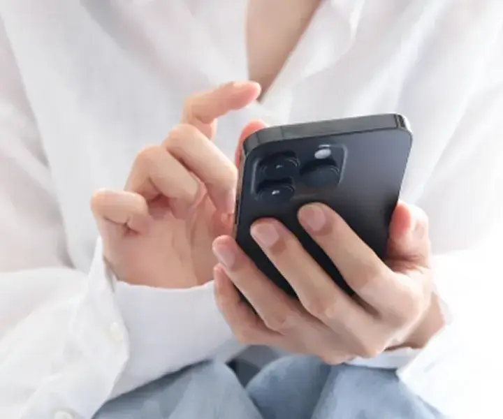 公式LINEから予約・相談をしているイメージ