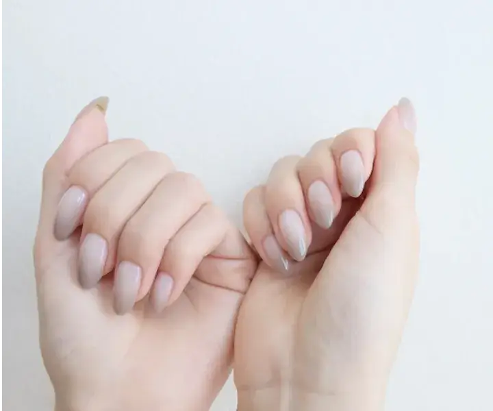 施術後の爪の写真を撮影しているイメージ